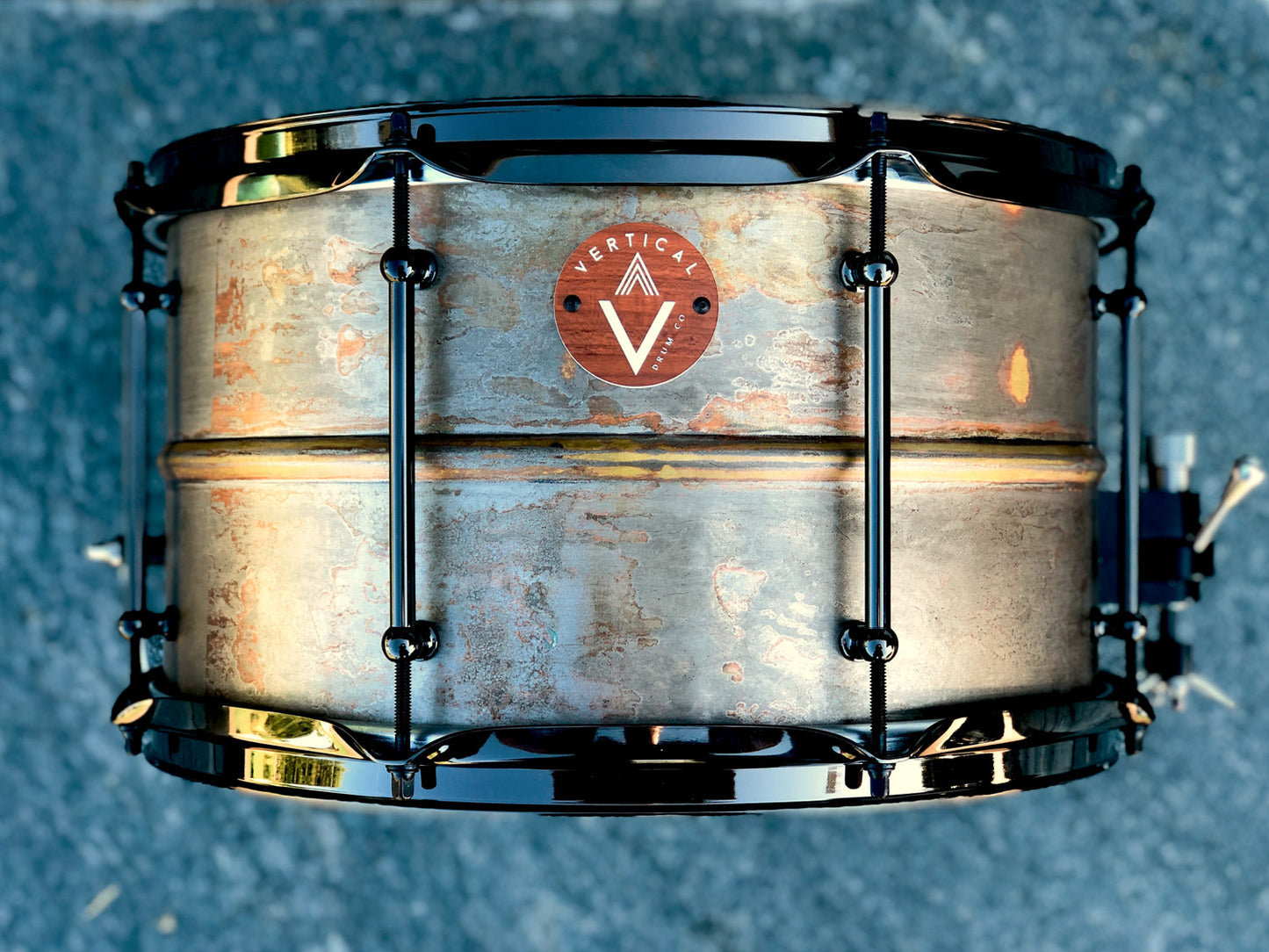 Caja de níquel negro/latón con cuentas PATINA Chorus de 8 x 14” de Vertical Drum Co.