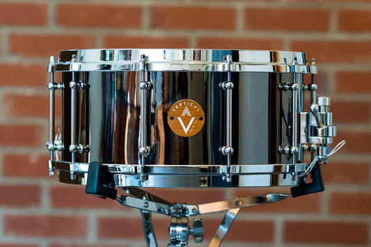 Caja de puente de níquel negro/latón de 6,5 x 14” de Vertical Drum Co.