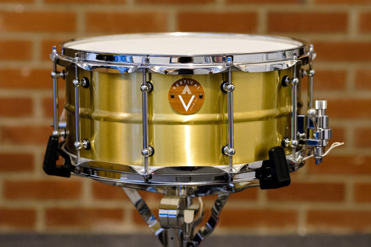 Redoble de latón crudo Refrain de 6,5 x 14" de Vertical Drum Co.
