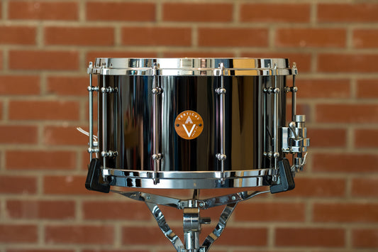 Caja de níquel negro/latón de 8 x 14” Vamp de Vertical Drum Co.