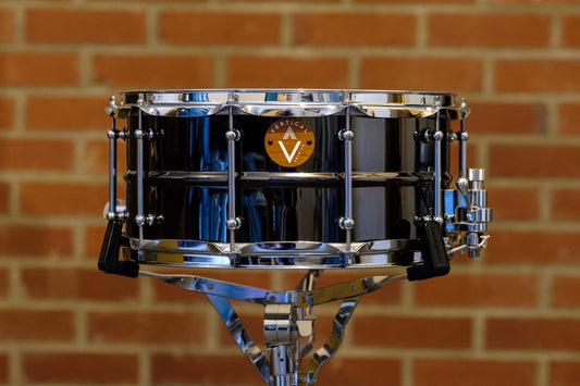 Caja de níquel/latón negro con cuentas de 6,5 x 14” Verse de Vertical Drum Co.