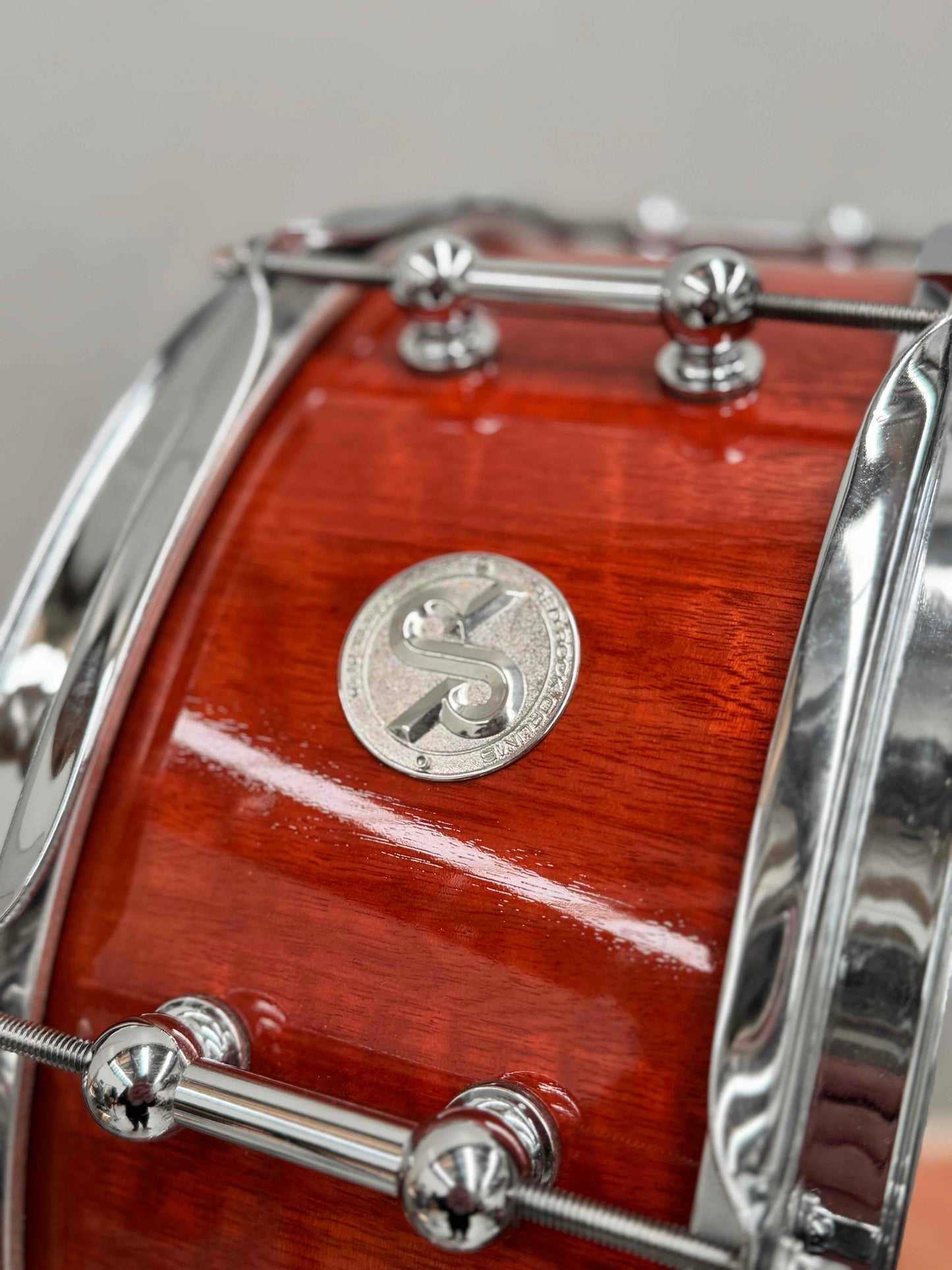 Caja de piso Red Rock Drums 'Flare' de 16" x 8"
