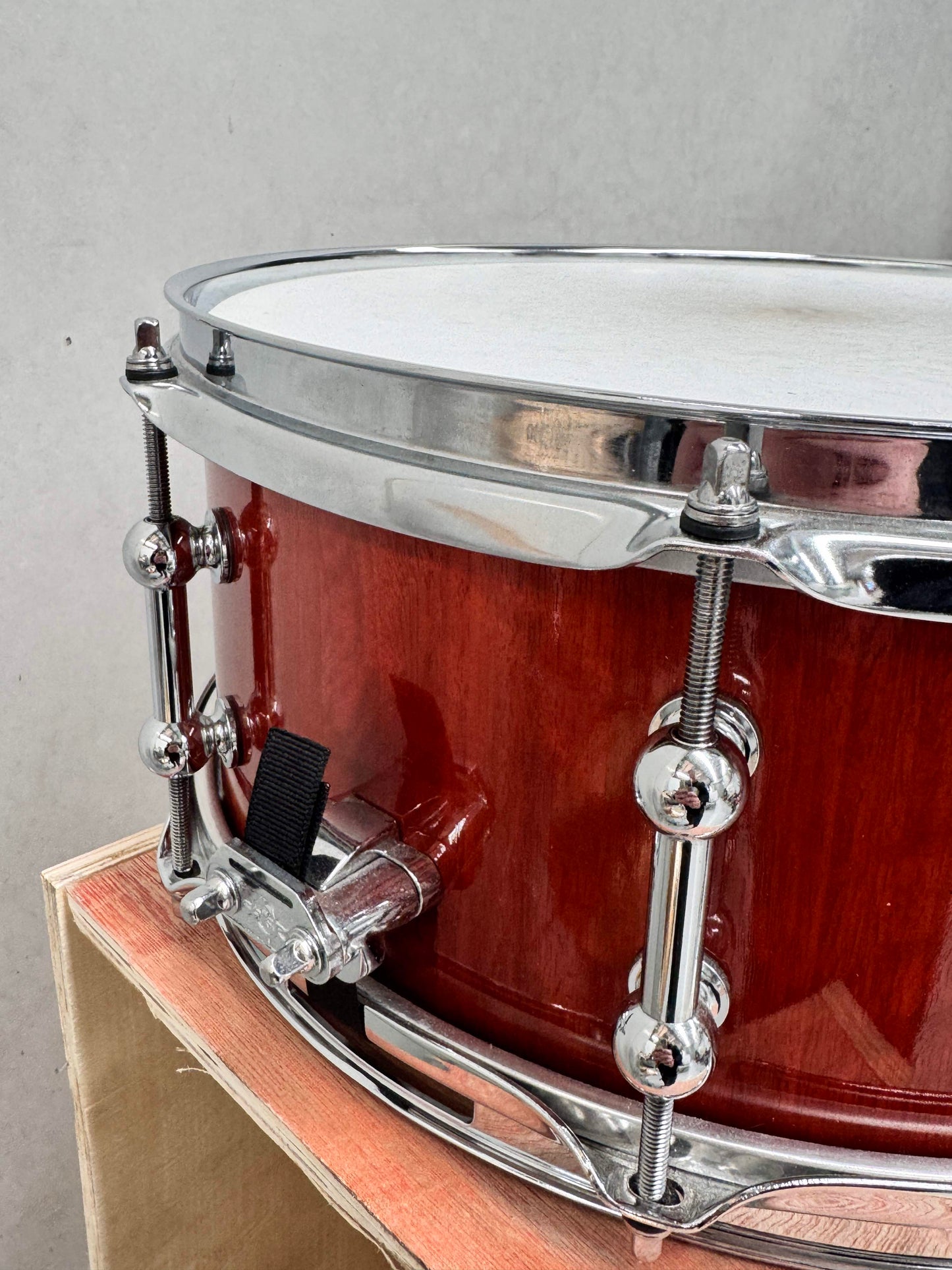 Caja de piso Red Rock Drums 'Flare' de 16" x 8"